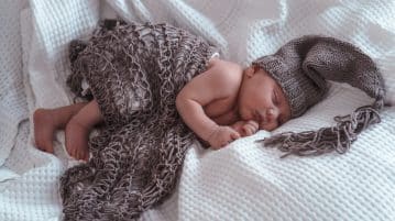Quelles sont les couleurs et les motifs à utiliser pour personnaliser le faire-part de naissance ?