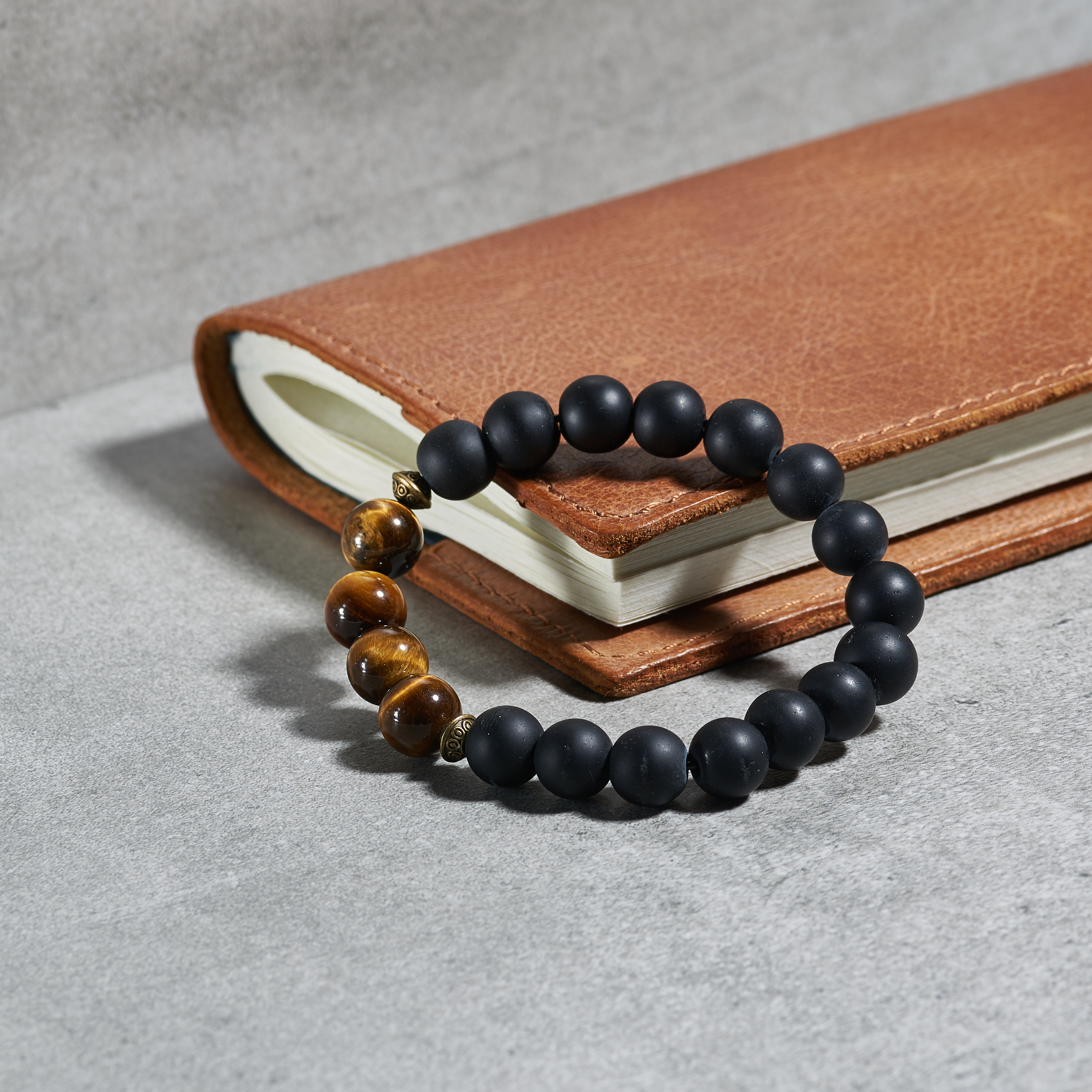 Le bracelet en perles : Un accessoire tendance incontournable pour les hommes modernes et stylés