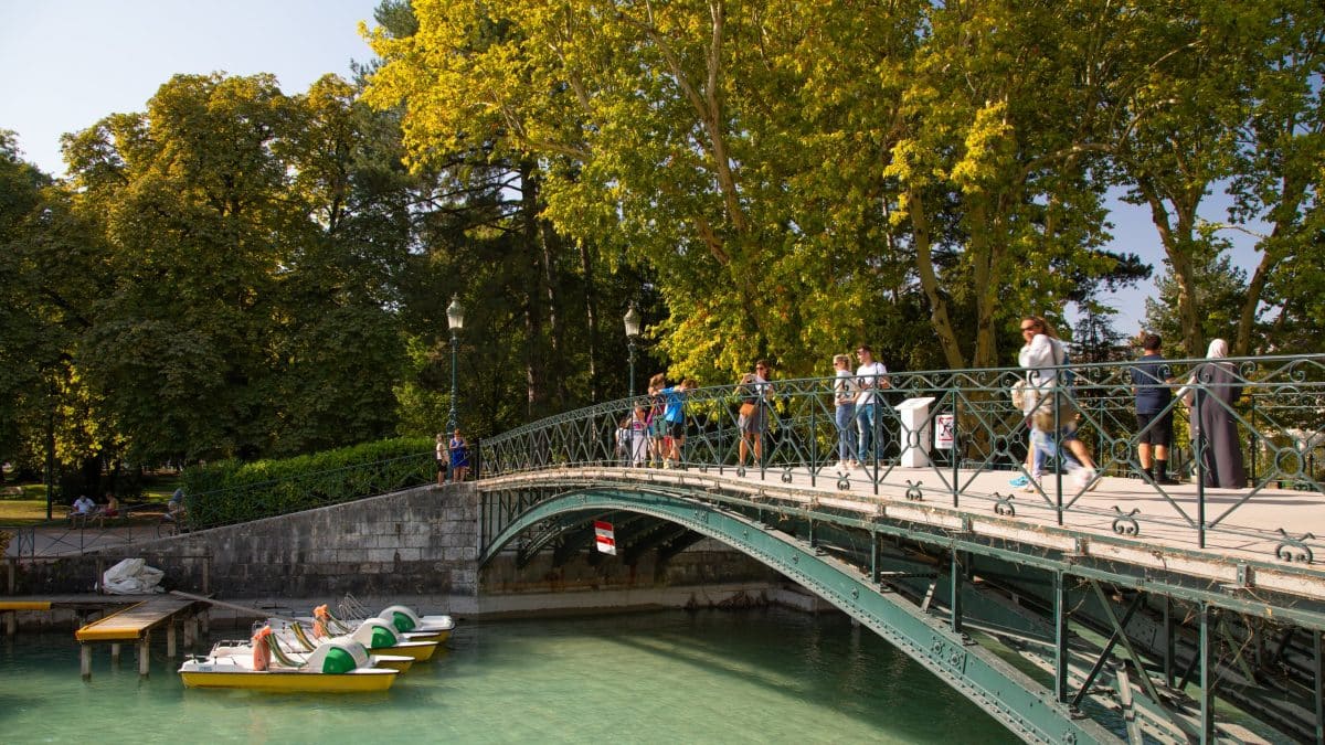 Découvrez l'histoire et les origines du pont des amours d'annecy