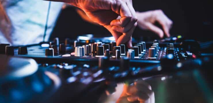Un DJ