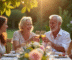 Couple joyeux trinquant lors d'une fête dans un jardin