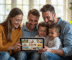 Famille souriante autour d'une tablette en famille