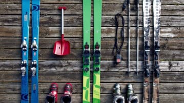 Installer un porte-skis sur une voiture pour partir à la montagne !