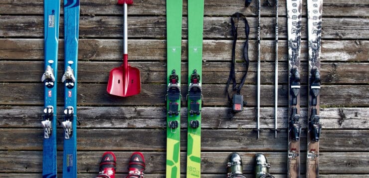 Installer un porte-skis sur une voiture pour partir à la montagne !