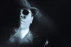 homme en chapeau