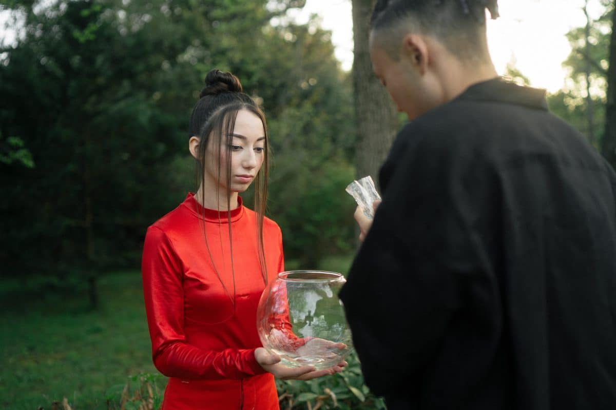 Une femme en kimono rouge et un homme en kimono noir