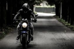 Quels sont les accessoires indispensables pour rouler en toute sécurité à moto ?