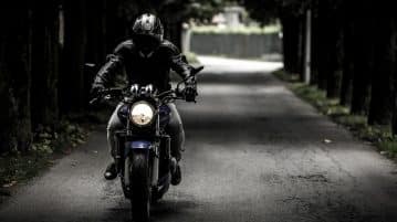 Quels sont les accessoires indispensables pour rouler en toute sécurité à moto ?