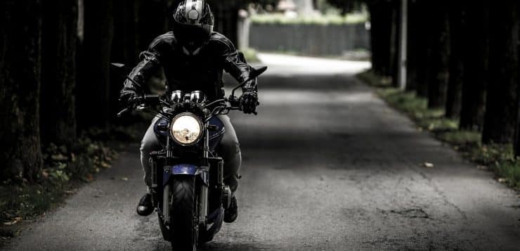 Quels sont les accessoires indispensables pour rouler en toute sécurité à moto ?