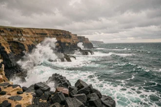 Vagues géantes s'écrasant sur des falaises volcaniques lors d'une tempête océanique, illustrant la puissance destructrice d'un tsunami