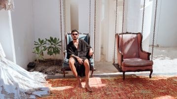 Un homme en kimono sur une terrasse